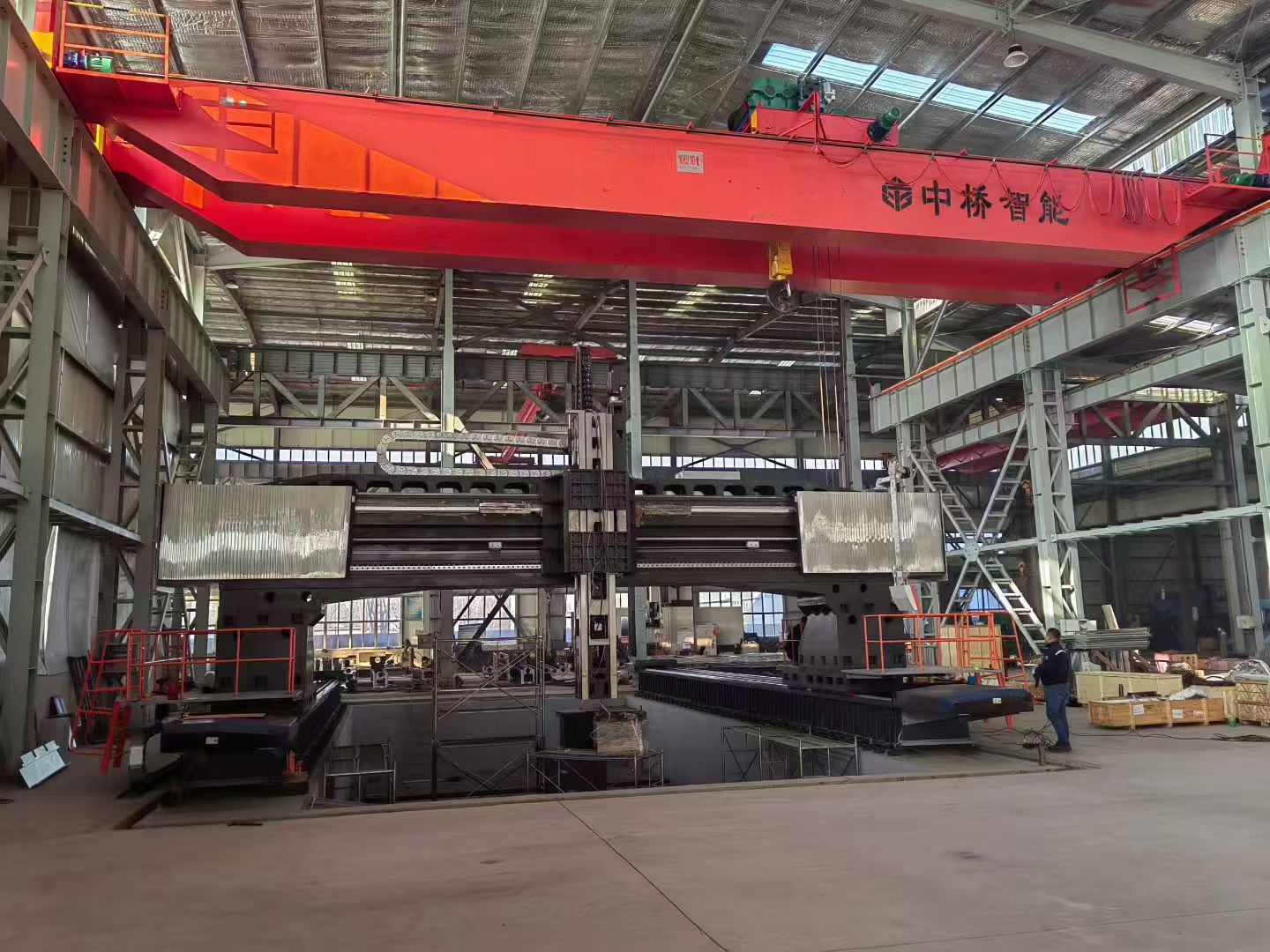 Nézze meg, hogyan szerelik össze sikeresen a hatalmas CNC portálos megmunkálóközpontot.