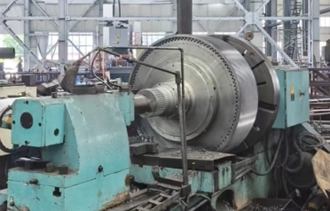 Hogyan lehet megoldani a nagyméretű, egyedi gyártású alkatrészek megmunkálásának kihívásait? A Tangshan Yuexin Machinery nagy teherbírású vízszintes esztergagépei nagy alkatrészek precíziós megmunkálását teszik lehetővé.